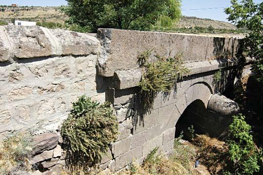 ESERİN ADI : TAVLUSUN MEZARLIK KÖPRÜSÜ İnceleme Tarihi : Temmuz 2006 Yeri : Kayseri ili, Melikgazi ilçesi, Tavlusun Mahallesinde, mezarlık yakınında bulunmaktadır.