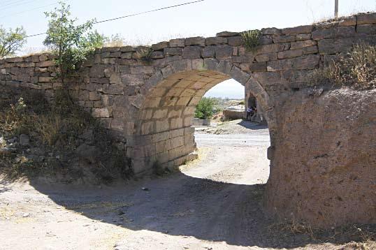 ESERİN ADI : TAVLUSUN SU KEMERİ İnceleme Tarihi : Temmuz 2006 Yeri : Kayseri ili, Melikgazi ilçesi, Tavlusun Mahallesinde mezarlık mevkiinde bulunmaktadır. Bugünkü durumu : Bugün kullanılmamaktadır.