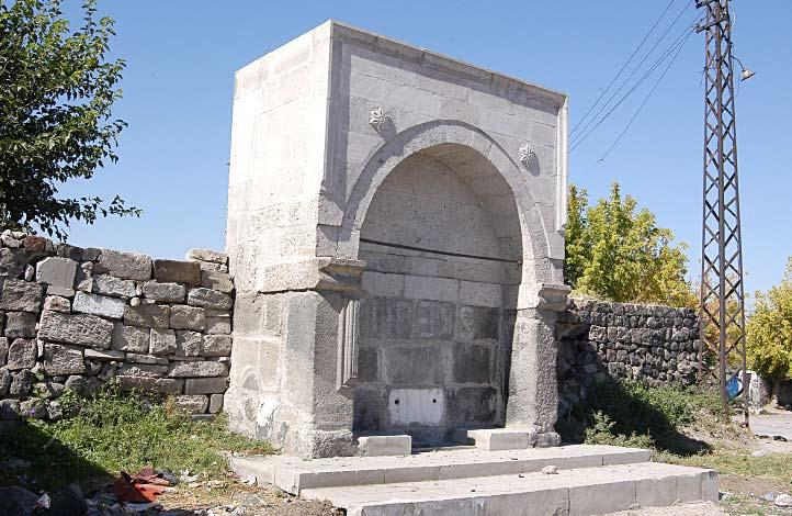 ESERİN ADI : KARACAOĞLU CAMİ ÇEŞMESİ İnceleme Tarihi : Eylül 2006 Yeri : Kayseri ili, Melikgazi ilçesi, Caferbey Mahallesi, Dilek Sokakta bulunmaktadır.