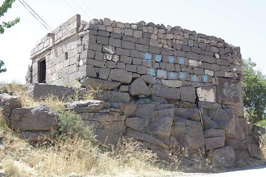 ESERİN ADI : TAVLUSUN SETENİ İnceleme Tarihi : Temmuz 2006 Yeri : Kayseri ili, Melikgazi ilçesi, Tavlusun Mahallesinde bulunmaktadır.