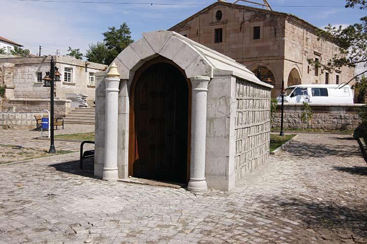 ESERİN ADI : AĞIRNAS SETEN 1 İnceleme Tarihi : Eylül 2006 Yeri : Kayseri ili, Ağırnas kasabasında. Kilisenin batısındaki park içerisinde bulunmaktadır.