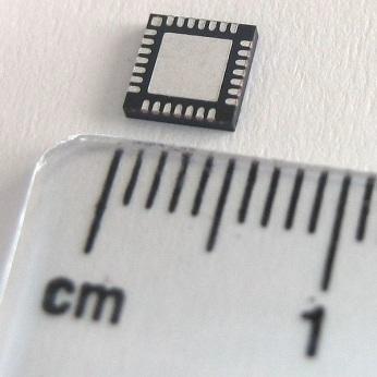 PLCC (Plastic Leaded Chip Carrier): Dikdörtgen kılıf yapısına sahiptir. Entegre bacakları entegrenin etrafında sıralanmış ve J şeklindedir.