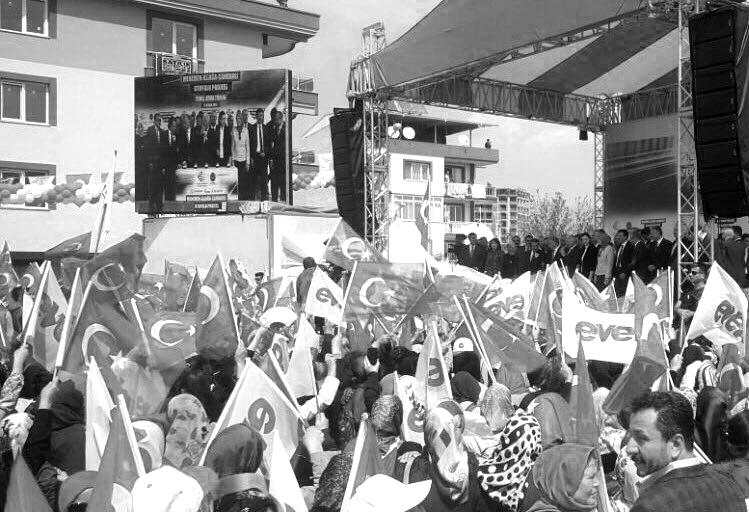 AK Parti Genel Başkan Yardımcısı İzmir Milletvekili Prof.Dr. Nükhet Hotar, 16 Nisanda yapılacak olan Referanduma ilişkin bilgilendirme toplantılarına Kordon-İş adamları Derneği üyeleri ile devam etti.