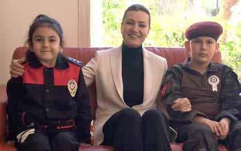 Başbakanımız Sayın Binali Yıldırım ve AK Parti Genel Başkan Yardımcısı Nükhet Hotar İzmir de Polis Teşkilatının 172. yıl dönümü dolayısıyla polis teşkilatımız ile bir araya geldi. Başbakanımız Sn.