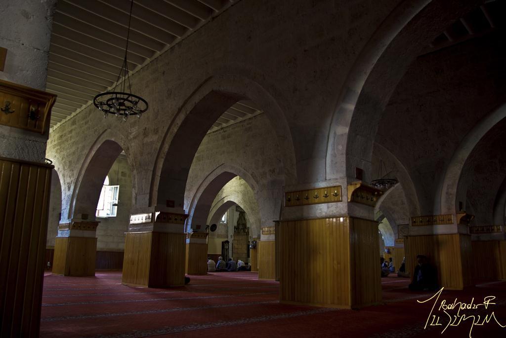 Müslüman olduğum gün cami imamı, bana namazın kılınışını açıklayan bir kitap verdi. Ancak Müslüman talebelerin buna dair endişelerini gördüm. Bana; Acele etme, rahat ol.