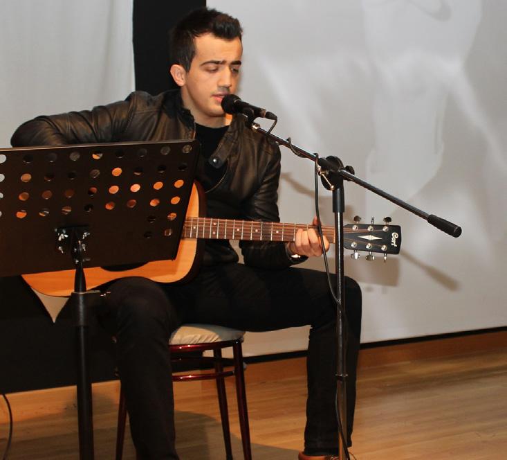 Etkinlikte, Özdemir Asaf ın Çizik isimli şiirinden yola çıkılarak Kaan Tangöze tarafından bestelenen Bekle Dedi Gitti isimli şarkıyı, Müzik Topluluğu üyelerinden Berkay Erbaş seslendirdi.