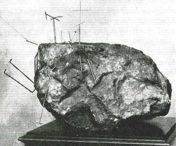 1100 yıllarında mıknatıs taşları ile mıknatısladıkları madeni iğnelerden pusula yaptıklarını ve Çinli denizcilerin denize açıldıklarında