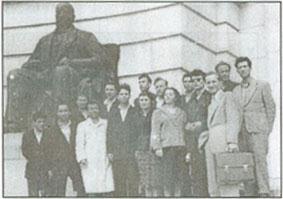 Resim 5: G. Hazai bir grup Türk öğrenciyle bir arada (sağdan elinde çantası olanıdır).