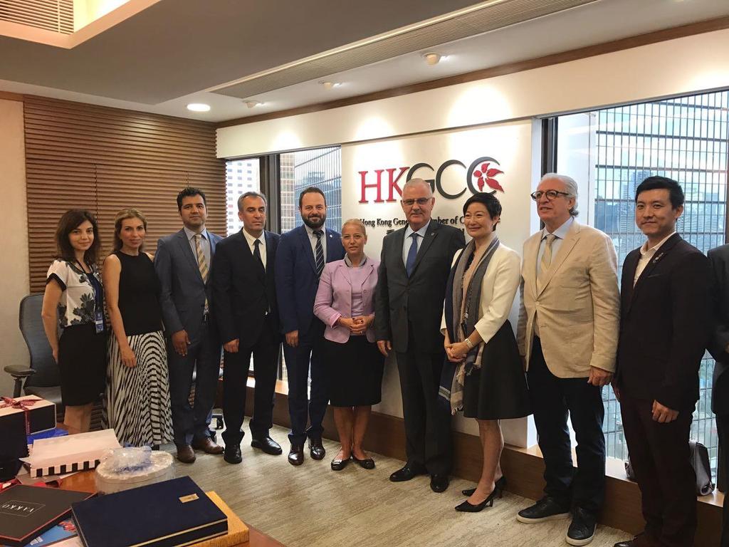 Odamız, İzmir ve İzmir ekonomisi hakkında Hong Kong Ticaret Odası heyetine bilgiler aktaran Odamız Yönetim Kurulu Başkan Yardımcısı Cüneyt Güleç, Şangay da düzenlenen Road Show hakkında da bilgiler