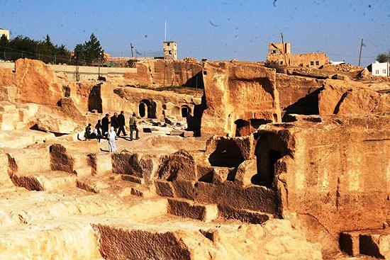 Babil şehirleri ise dama tahtası kalıplı geniş ve muntazam yollarla diğerlerinden ayrılık gösterir. Mezopotamya evleri, Roma evlerine örnek teşkil eden Etruskogrek evlerinin protipleri olmuştur.