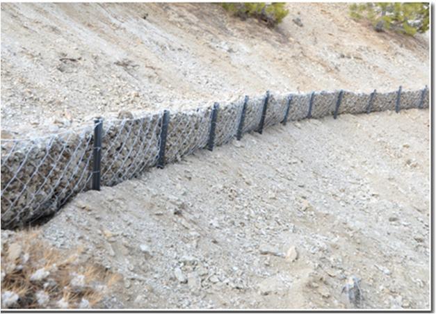 Kafes Tel Çit: Toprağı gevşek ve akan yamaçlarda, toprağın taşınmasını önlemek için yapılan