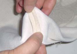 12- Payın kumaş köşesindeki uç noktayı 2-3 mm içeriye girerek küçük bir üçgen halinde keserek