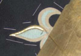 2- Kumaşın fazlalıklarını sivri uçlu ve keskin bir nakış makasıyla oyulmuş desenin etrafından Cülde Cağ Biz