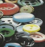 Düğme Çeşitleri Düğmeler genel olarak üç gurupta incelenirler: Yapılarına göre düğmeler Hammaddelerine göre düğmeler Kullanıldıkları yere göre düğmeler Yapılarına göre: İki-dört delikli, kısa-uzun