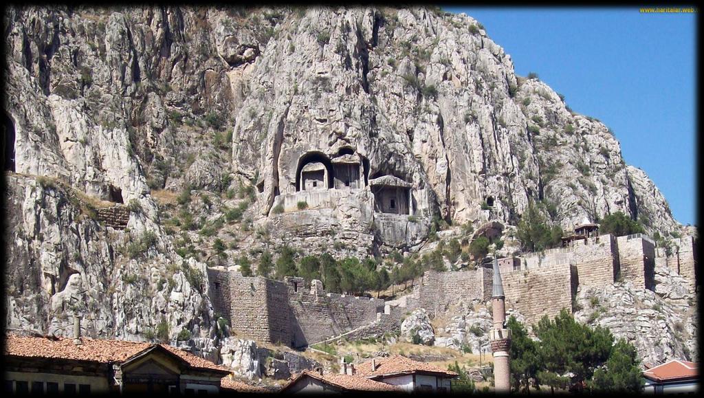 Jeolojik devirlerle, tarih öncesi ve tarihi devirlere ait olup ender bulunmaları veya özellikleri ve güzellikleri