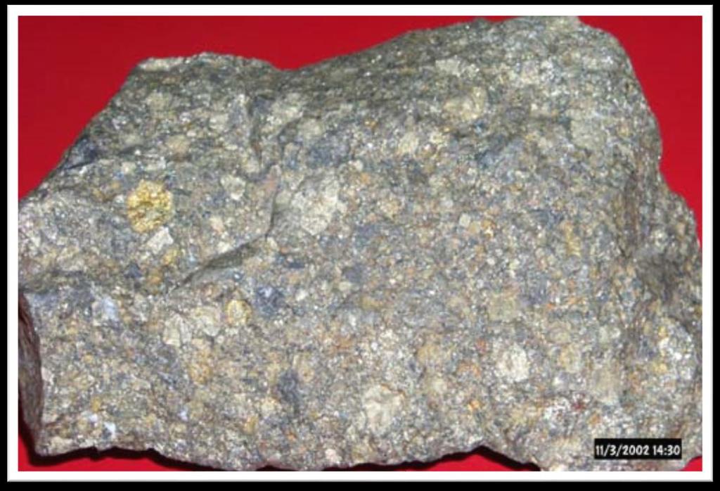 7) Breşik yapı Cevher minerallerinin çökelmesinden sonra cevher kütlesinin breşleşmesi ile oluşan yapılardır. Breşleşme cevherleşmeden sonra gelişmiştir.