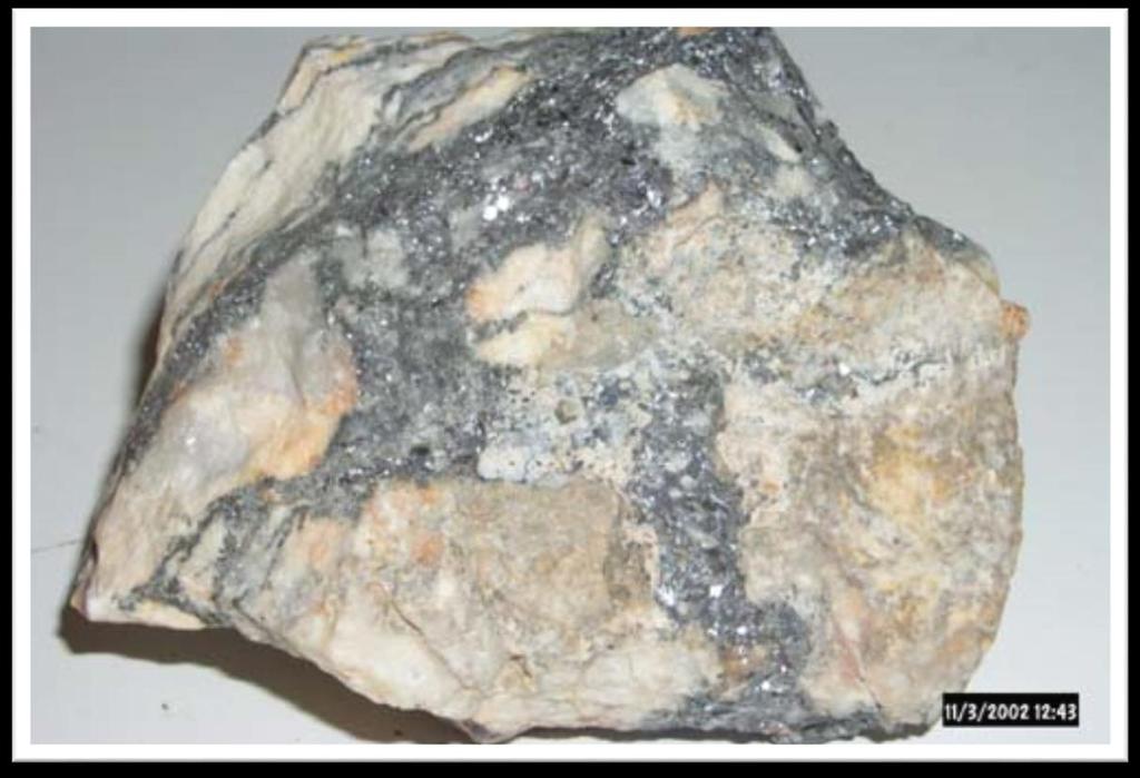 8) Breş dolgusu yapısı Yan kayaçtaki breş parçacıkları arasındaki boşlukların cevher mineralleri ile doldurulması sonucunda oluşan yapılardır.