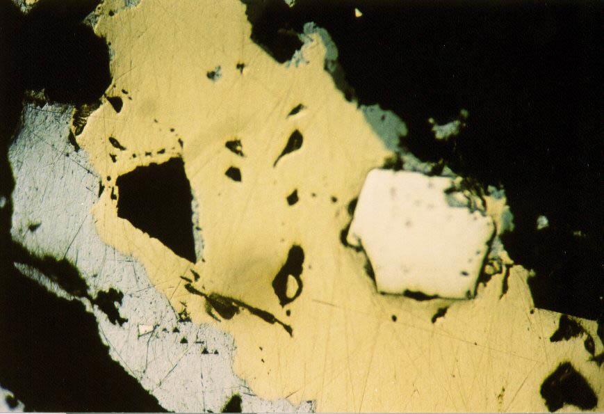 CEVHER DOKULARI 1) Ornatım Dokuları: b) Bir mineralin adacıklar halinde başka bir mineral içerisinde düzensiz olarak bulunması.