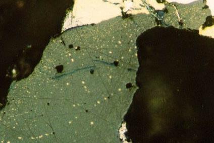 CEVHER DOKULARI 2) Eksolüsyon (Kusma) Dokuları: a) Kapanımlı doku: Bir mineralin saçınımlar halinde başka bir mineral içinde