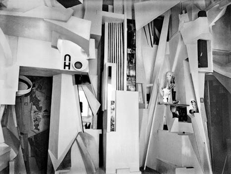 15 Şekil 2.3. Kurt Schwitters, Merzhouse 1919 da sanatçı, Hannover deki evinde duvarlarda doğaçlama yöntemiyle yaptığı kolâjlar, rölyefler ve her yerde bulunan nesnelerle düzenlemeler yapmıştır.