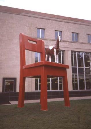 52 3.7.3. The Yearling Donald Lipski (New York, 1993) Donald Lipski nin çelikten yapılmış sandalyesi 20 metre uzunluğundadır. Denver Halk Kütüphanesinin önünde durmaktadır.