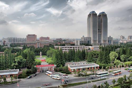 fudan üniversitesi öğrencilerine en ileri teknolojide eğitim ve kültür çeşitliliği sunmaktadır. Fudan Üniversitesi çok yönlü bir araştıram üniversitesidir.