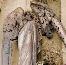 Mezar heykelinden 19.yy ile beraber koruyucu melek yerini daha naturalist tarzda betimlenen meleklere bırakmıştır.