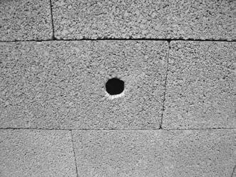 STİL AB YÜZEYE MONTE BRAKETİN DUVARA VEYA TAVANA MONTAJI Aşağıdaki fotoğraflarda bir beton blok duvara yanlamasına uygulamayla monte edilen Stil AB Yüzeye Montaj Braketi gösterilmiştir.