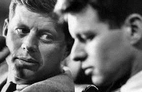 John F.Kennedy ve Robert F. Kennedy Kennedy karde şlerden biri olan Robert F. Kennedy nin katili Sirhan Bishara Sirhan ın da bir zihin kontrolü operasyonundan geçirildiği iddia edilmişti.