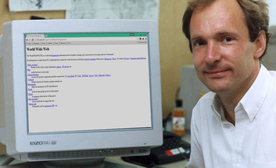 O zamanlarda, CERN çalışanı olan Tim Bernes-Lee, birbirilerine linkler aracılığı ile bağlı olan metin dosyalarından oluşan (hypertext) bir bilgi sisteminin paylaşımı üzerinde çalışıyordu.