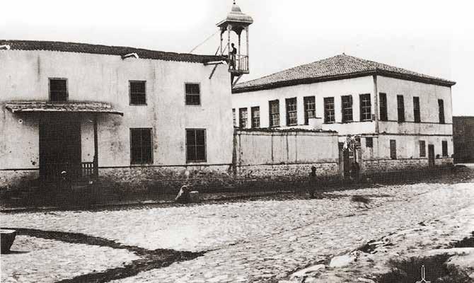Köy İptidaileri: 14. Ruus (Başköy) İbtidaiyesi: 1325 / 1909 yılında açılan okul resmidir. 1 öğretmenin görevli olduğu okulda 28 öğrenci eğitim 15.