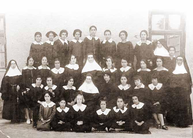 Okulda 7 öğretmen görev yapmaktadır. Bu öğretmenler Sisam, İstanbul Fener, Zuğrafyon mekteplerinden mezundur. 4. Rum İbtidai: 1300 / 1884 yılında açılan okul hususidir.