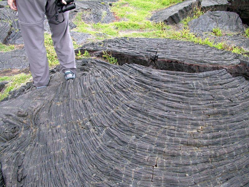-Magmatik Kayaçlar- Tüf, riyolit, andezit ve obsidiyen gibi asit volkanik kayaçlarda akışkan yapı görülür.