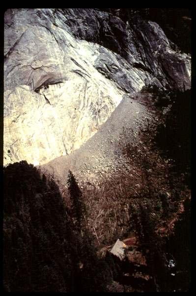 Yosemite, ABD Haziran 1996 da kaya düşmesi. Yaklaşık 200 ton ağırlığındaki tek bir granit bloğu düşmeyle parçalanmışıtr.