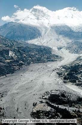 Nevado Huascaran, Peru, 1970 Yüksek alanlarda depremle tetiklenmiş kar ve çığ heyelanı şeklinde başlamıştır. Fakat hareketi esnasında buzul çökellerini de kapsamıştır.