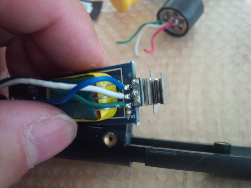 Adım 6 alt konektör ucu gevşek kablolama kontrol edin Üst kapsül ucunda gevşek teller IF, o zaman alt konektör ucuyla bakmak gerekir.