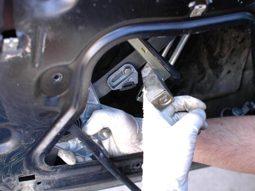 Adım 1 Tamir Mercedes W123 Güç Pencere Regülatörü, Arka Arka elektrikli cam regülatörünü onarmaya başlamadan önce kapıdan çıkartılması