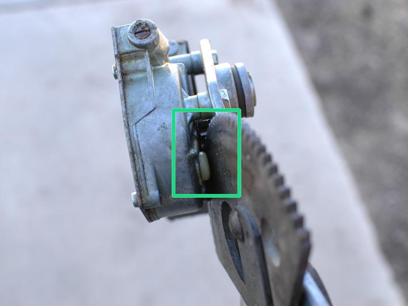 Bu örnekte kullanılan bu özel regülatör bunu çok açıkça uzak motordan bükülmüş görebilirsiniz. Bu büyük dişli iki yerde motor gövdesine karşı ovmak neden oluyor.