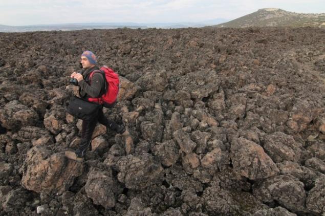 Kula volkanizmasında her üç aşamada çıkan ve jeokimyasal açıdan tektip olan bazaltik lavlar sütun bazaltlardan bazaltik lav örtülerine (leçe) çok farklı morfolojiler oluşturmuşlardır. Foto: Dr.