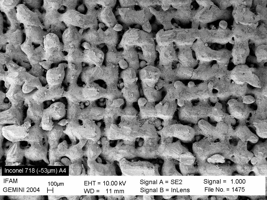 Tabaka kalınlığı bu sıcaklık değerinde yoğunluğu fazla etkilememekte, 1260 ºC de ise tabaka kalınlığındaki artış yoğunlukta büyük düşüşlere neden % Teorik yoğunluk