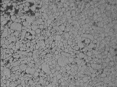 Numunelerin kırık yüzeylerinde oluşan kopma bölgeleri Resim 14.19 da verilmiştir. Bu kopma bölgelerinin SEM resmi, argon atmosferinde sinterlenen numunelerin kırık yüzeylerinden alınan Resim 14.