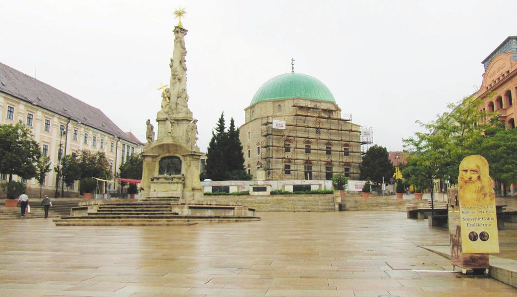 Peç Şehir Meydanı ve Gazi Kasım Paşa Camisi 2010 Avrupa Kültür Başkenti olan Peç Yolundayız Nihayet akşam bastırmaya başlıyor.