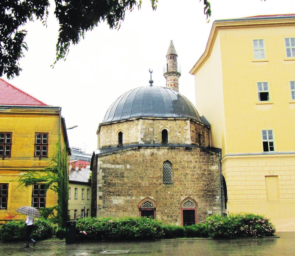 Gazi Kasım Paşa Camisi Peç in kalbi Gazi Kasım Paşa Camisi nin de bulunduğu şehir meydanıdır.