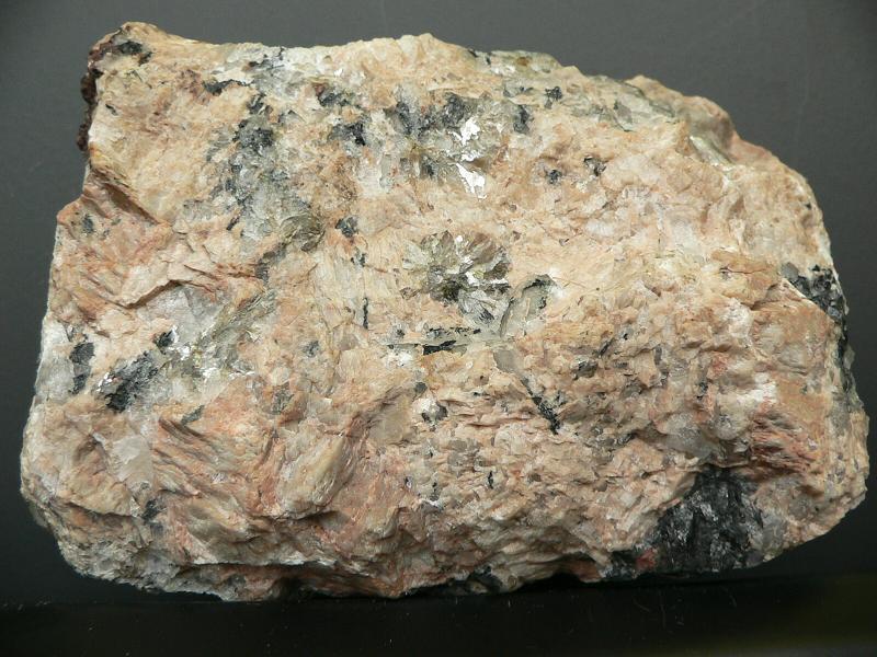Mineralojik olarak kuvars + feldispat + mika bileşimindedir.