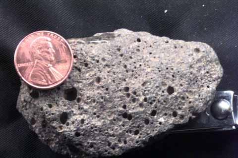 Kalsiyumlu feldispat fenokristalleri hariç kayacın bileşimindeki mineraller oldukça küçüktür.