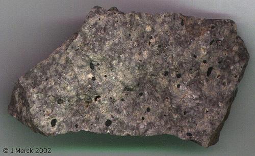Andezit, Diyoritin yüzey kayacıdır. Fazla miktarda Fe_Mg ca zengin mineralleri içerir.