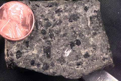 Mineralojik bileşimde, plajioklas (oligoklas, andezin) + biyotit + hornblend ve piroksen (ojit) bulunur.