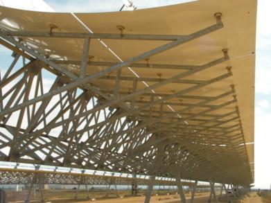 Taşıyıcı yapılar, yüksek rüzgar hızlarında aynaları sabit konumda tutabilecek dayanıklılıkta tasarlanmalıdır.