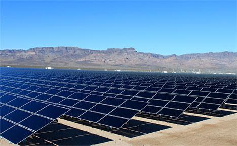 Şekil 1.12: Fotovoltaik panel uygulamaları [17]. Fotovoltaik güneş hücrelerinde en çok kullanılan yarı iletken materyal, silikondur.