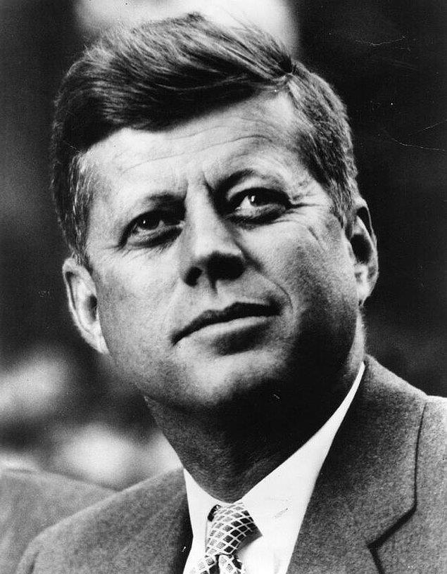 Önceleri kendisinin de üyesi olduğu düşünülen Illuminati'ye karşı söylemlemlerde bulunmaya başlayan Kennedy, 22 Kasım 1963'de bir Illuminati